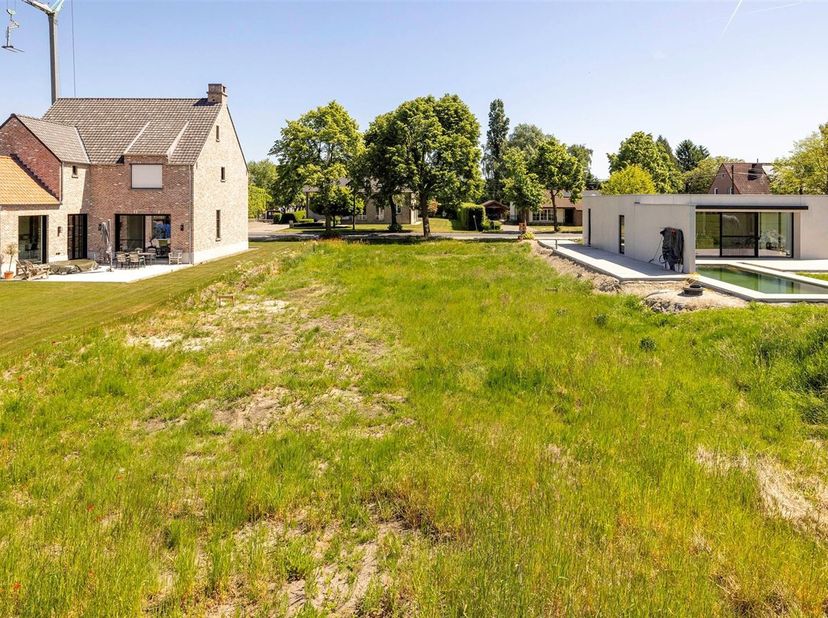 Terrain à bâtir de 900 m².<br />
Situation :<br />
Terrain à bâtir situé au calme avec une vue verdoyante à proximité du centre de Westmeerbeek, Weste