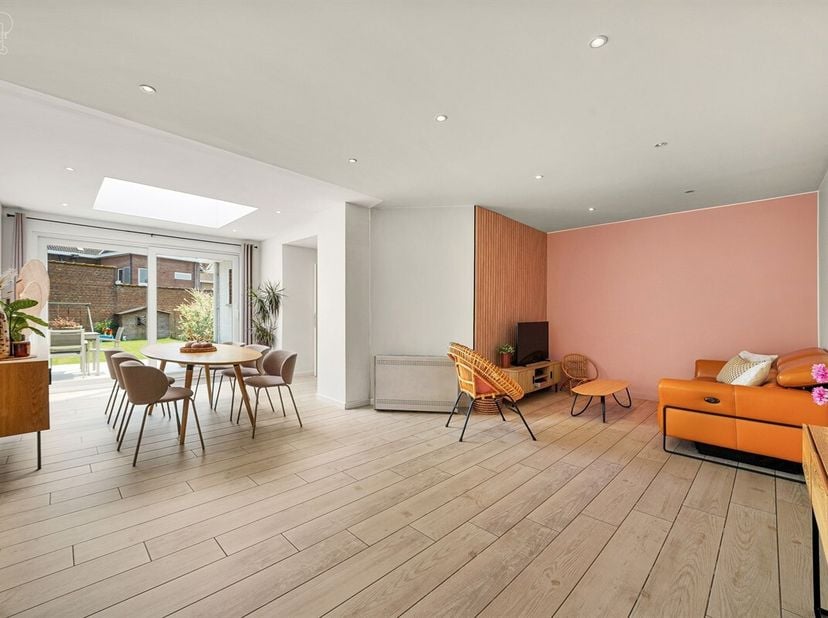 Superbe maison 3 façades située dans une rue calme avec garage et accès latéral.<br />
Se compose au rez-de-chaussée d'un hall d'entrée desservant un