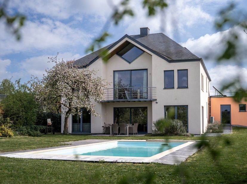 W Immobilière vous propose une splendide villa avec piscine située dans le village de Heinsch (Arlon). <br />
<br />
Ce bien d’exception se compose co