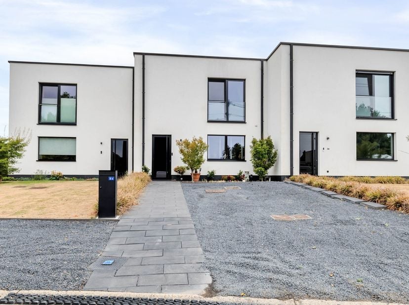 In de Meiboomstraat in Lanaken vinden we deze prachtige nieuwbouwwoning terug. De woning biedt een moderne uitstraling, een doordachte indeling en een