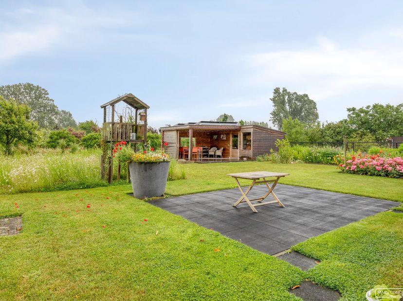 Ontdek deze goed gelegen bungalow op een perceel van 900 m² in een rustige en groene omgeving en toch op 5 minuten van het op- en afrittencomplex E17