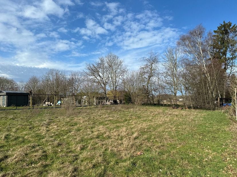 Mooi perceel bouwgrond voor open bebouwing, zijnde lot 3 op verkavelingsplan, met een oppervlakte van 14a 53ca. Deze grond is rustig gelegen in een re