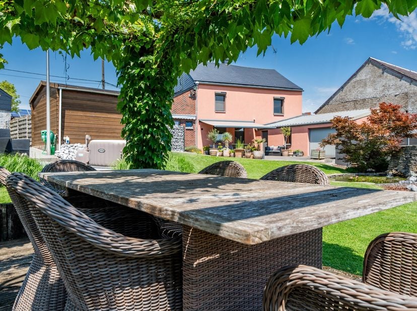 Contact Jeremy +32(0)472 91 80 37 - jeremy.champagne@weinvest.be<br />
Superbe propriété entièrement rénovée sur 11 ares 35 centiares située au calme