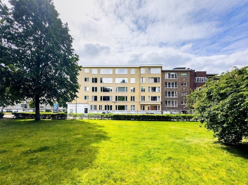Dit instapklaar appartement is gelegen op de 3de verdieping van een verzorgd gebouw in de populaire Tentoonstellingswijk. Dankzij de ligging in een zi
