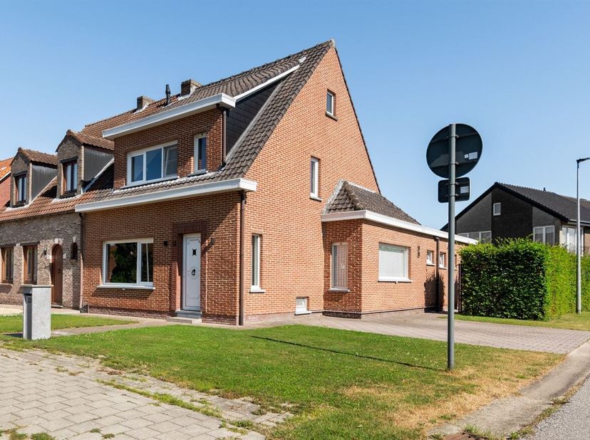 Locatie: <br />
Deze woning is gelegen aan de Kerkdreef 13 in Rijkevorsel, op een rustige en vlot bereikbare locatie. Het centrum van Rijkevorsel bevi