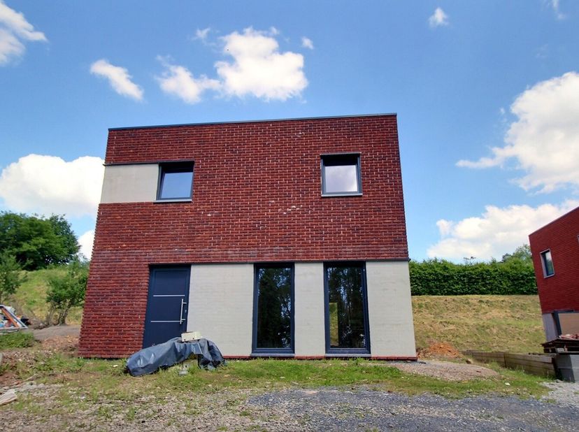 Superbe nouvelle constructions basses énergies...<br />
Maison (GROS OEUVRE FERMÉ) 4 façades, RDC : hall dentrée,  séjour de 38m²,  cuisine non compri