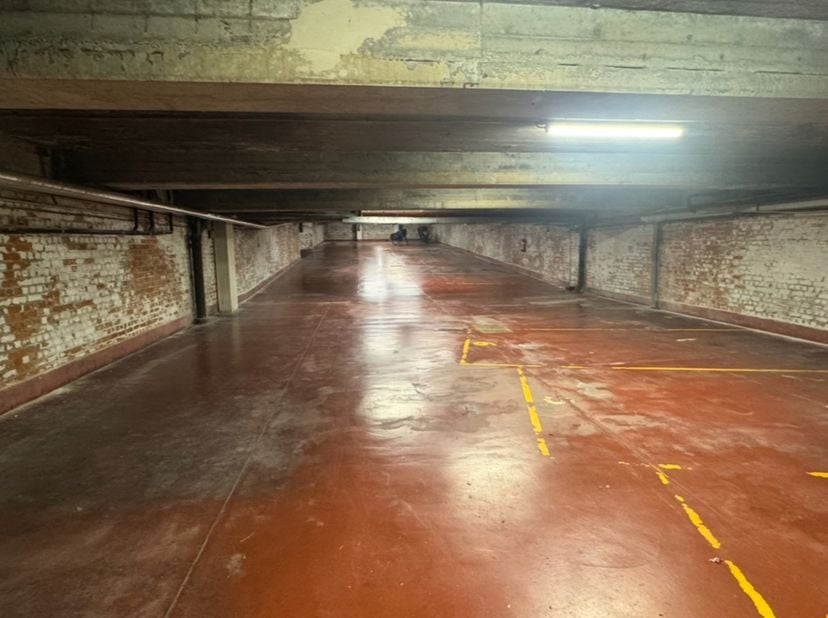 Emplacement de parking idéalement situé à l'Avenue Louise. Accès facile et doté d'une télécommande pour une gestion pratique. Aucune charge supplément
