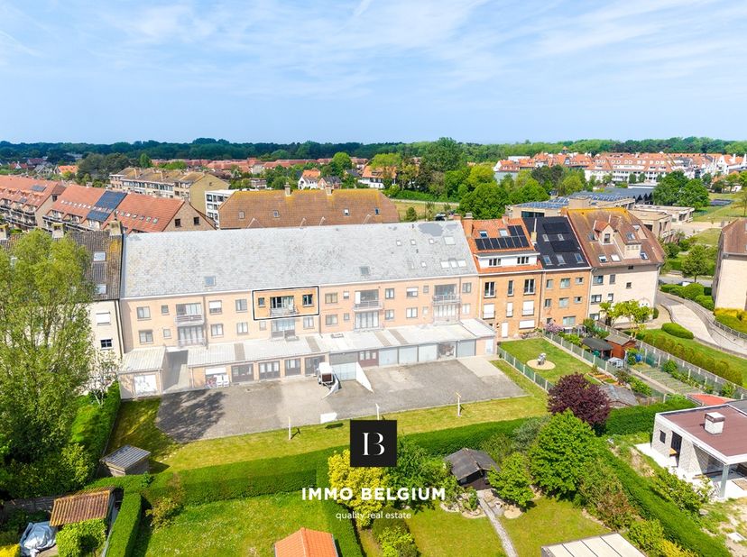 Cet appartement bien entretenu est situé au deuxième étage de la résidence DACOR, à distance de marche du centre-ville. Le bien comprend un séjour ave