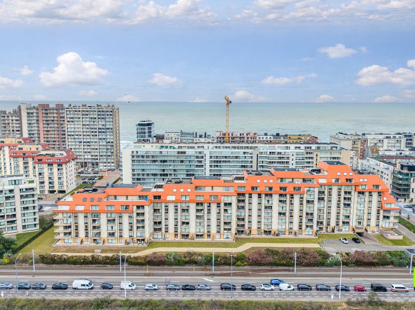 Ontdek dit uitzonderlijke penthouse appartement waar ruimte, licht en comfort harmonieus samenkomen. Dankzij de unieke ligging geniet u hier dagelijks