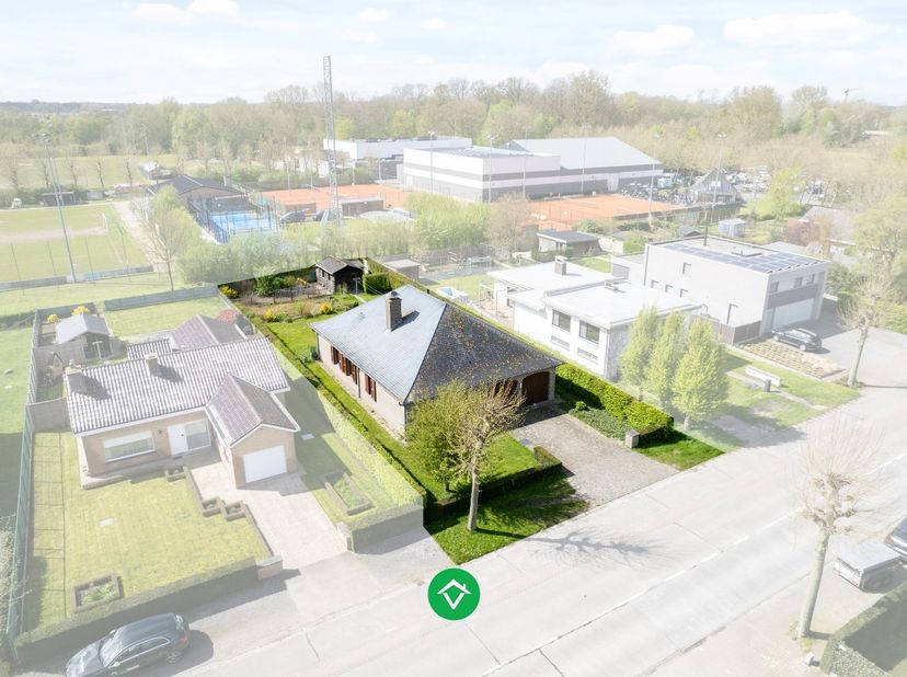 In het centrum van Koekelare langs de Belhuttebaan ligt deze alleenstaande woning. Op wandelafstand van tal van voorzieningen waaronder de markt voorz