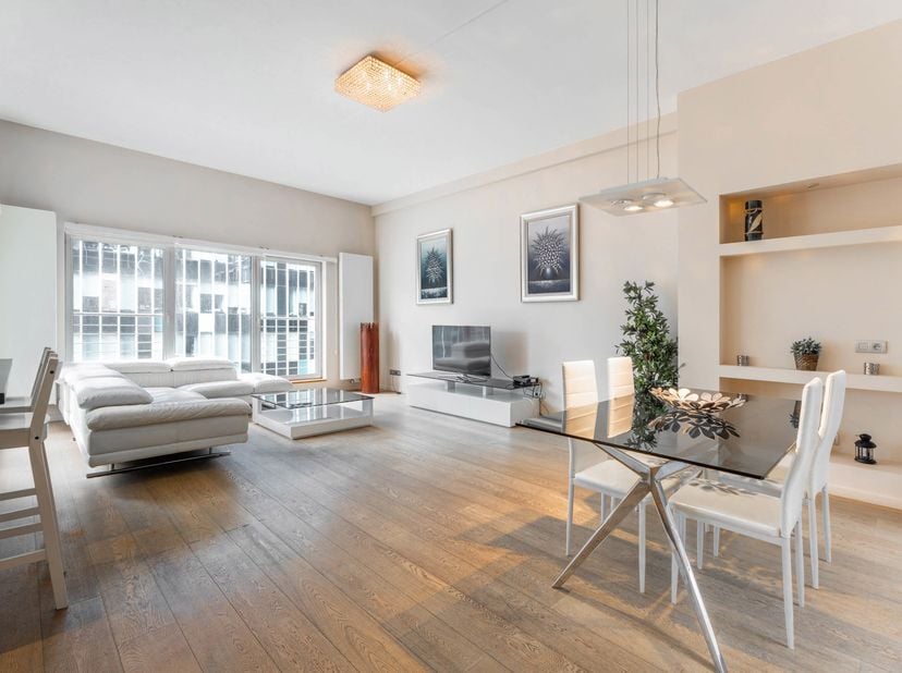 BRUSSEL, Koninklijke Straat, tegenover het Corinthia Hotel en vlakbij talrijke voorzieningen, mooi DUPLEXAPPARTEMENT (2 slaapkamers/2 badkamers) van ±