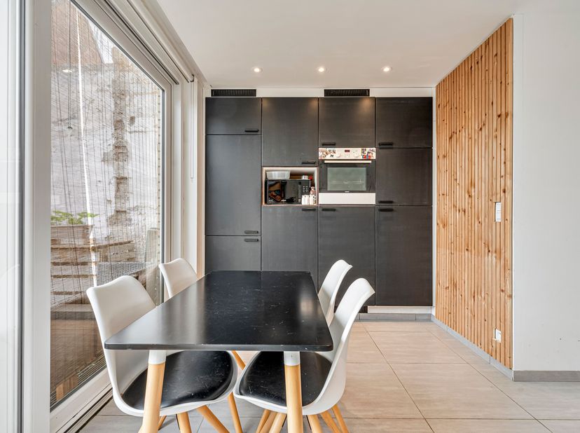 Op zoek naar een instapklare woning in Bissegem? Dan is deze charmante woning zeker een bezoek waard!<br />
Op het gelijkvloers vindt u een gezellige