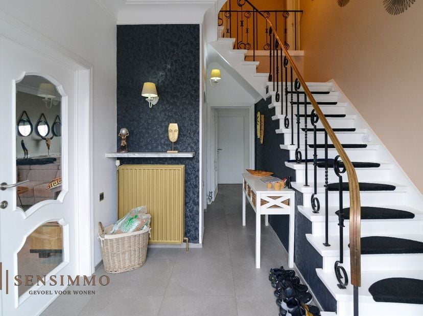 Stap binnen in deze karaktervolle open bebouwing, die grondig gerenoveerd werd en vandaag alle hedendaagse comfort biedt. Dit pand is niet alleen een