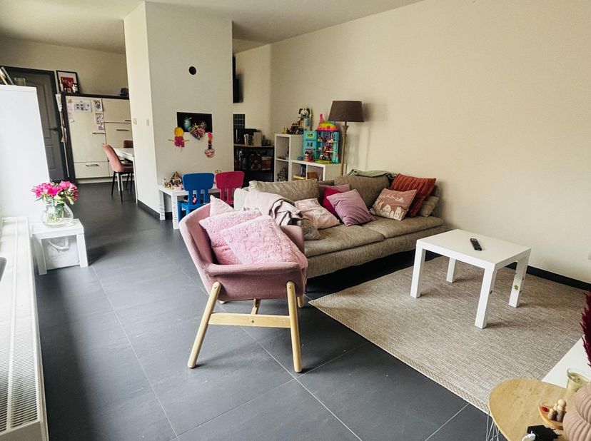 Gelijkvloers appartement net buiten het centrum van Leopoldsburg.<br />
Het appartement is gelegen in een rustige doodlopende straat. Er is een inpand