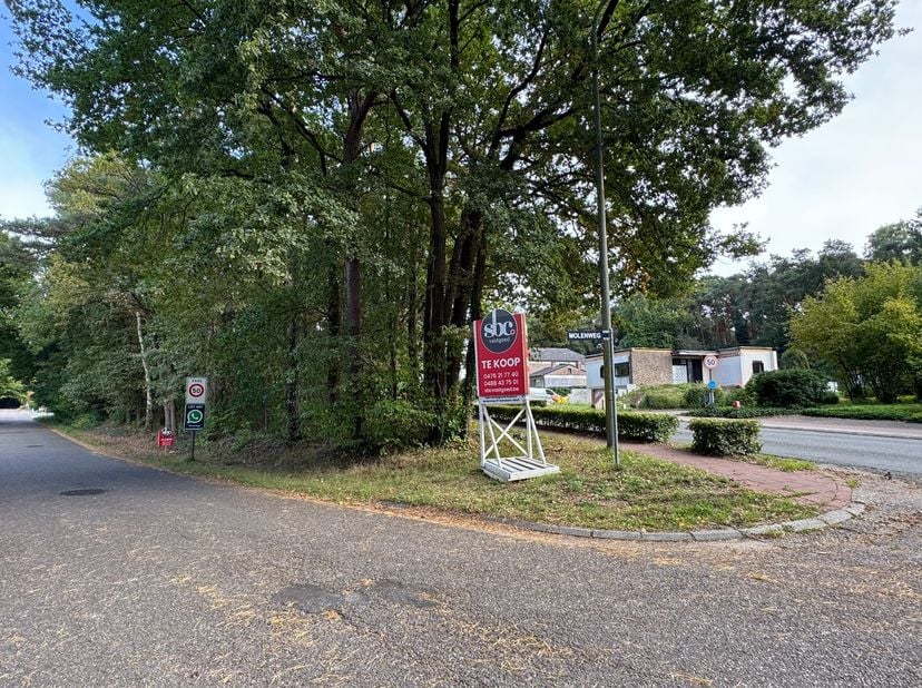 Uitstekend gelegen open bouwplaats&amp;nbsp;op 10a 85ca<br />
Mogelijkheid om te bouwen aan de Herebaan-West 78 of met de voorgevel aan de Molenweg!<br />