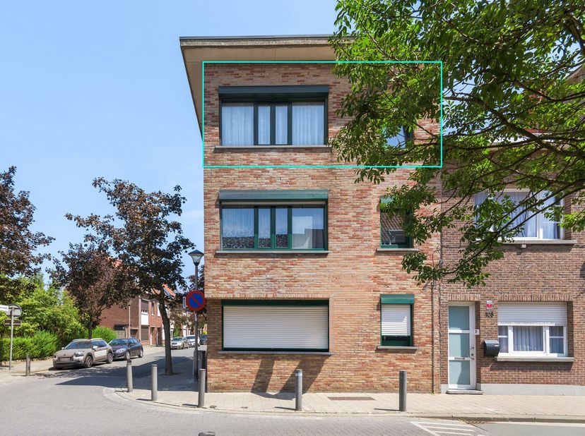 3 slaapkamerappartement in kleinschalig gebouw op de bovenste verdieping.<br />
Centraal gelegen op wandelafstand van Antwerpse Steenweg met winkels,