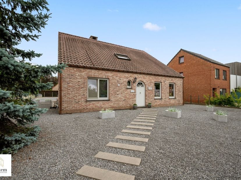 Prachtige instapklare villa met volledige onderkeldering op rustige en strategische ligging<br />
<br />
Bent u op zoek naar een stijlvolle villa waar