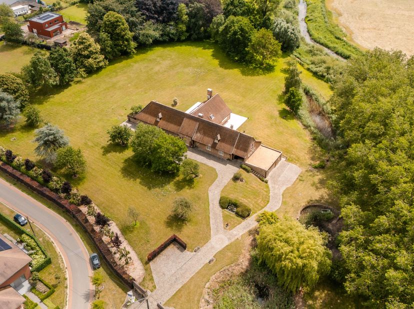 In een bijzonder rustige en groene omgeving in Zulte bevindt zich dit uitzonderlijke landgoed, discreet verscholen op een privédomein van 6,2 hectare.