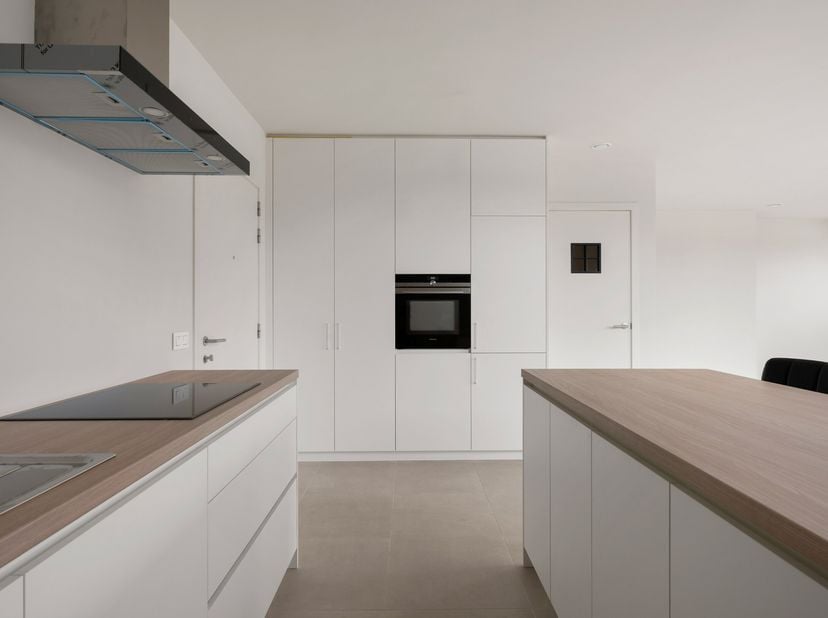 Dit ruime appartement op de tweede verdieping biedt een prachtig uitzicht over het groene landschap van Oosteeklo. Grote raampartijen zorgen voor veel