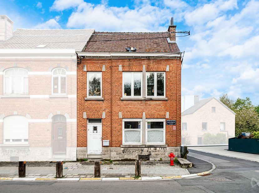 Située à Ottignies, dans un environnement pratique à proximité immédiate des commodités du Douaire et des principaux axes autoroutiers, cette maison t