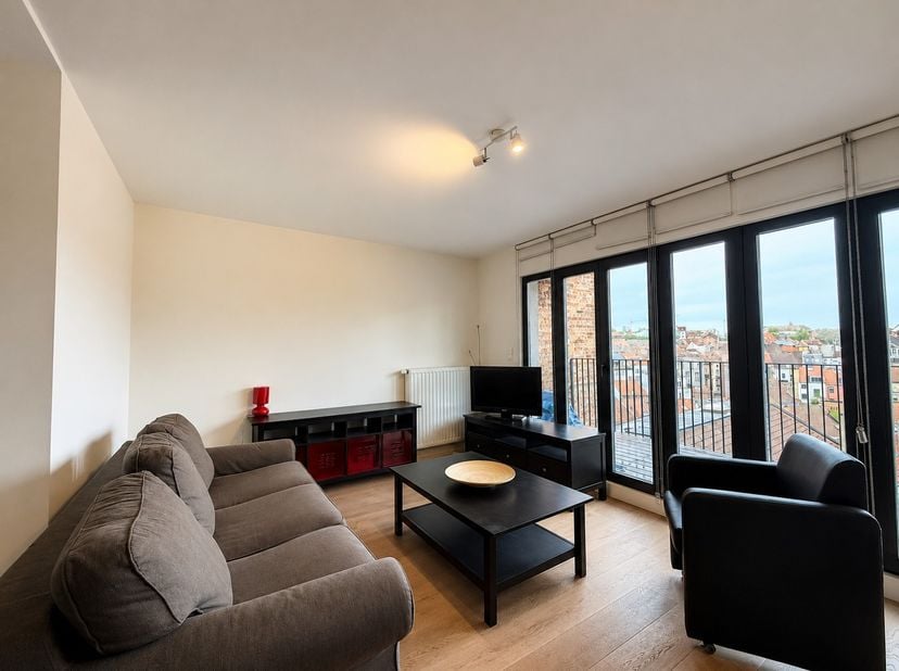 Expat Housing biedt u dit prachtige gemeubelde appartement van ongeveer 93 m² aan, ideaal gelegen op een steenworp van het levendige Flageyplein, in d