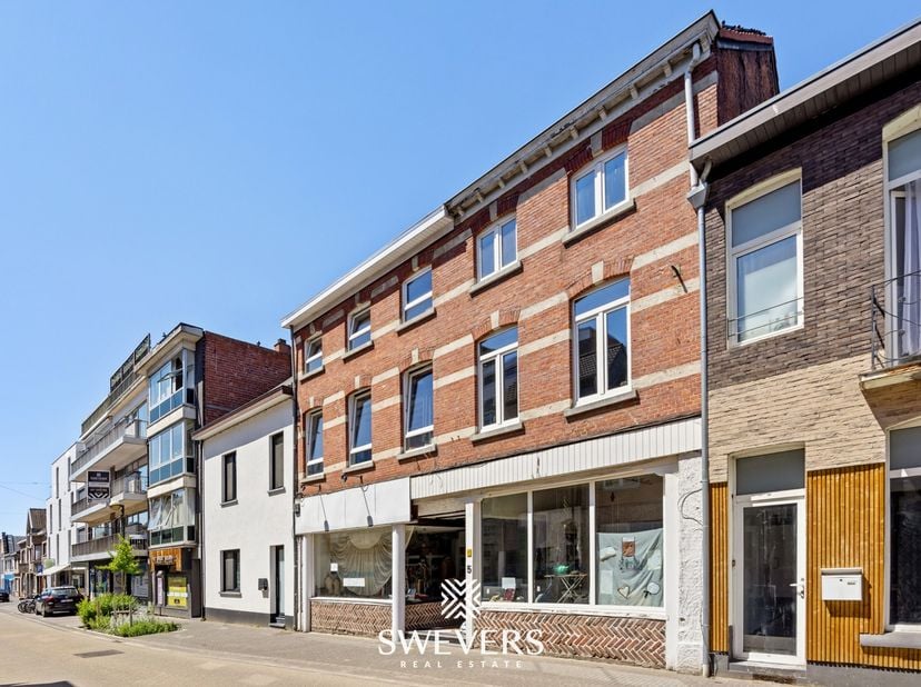 Voor meer info en foto's, surf naar www.swevers.be – In het centrum van Beringen vindt u dit veelzijdige pand met een combinatie van 2 appartementen e