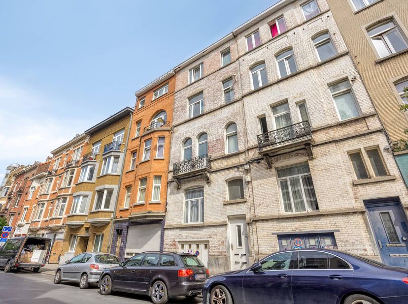 Découvrez cette magnifique maison de rapport idéalement située rue de Serbie à Forest, à seulement deux pas de la place Saint-Antoine, offrant dans un