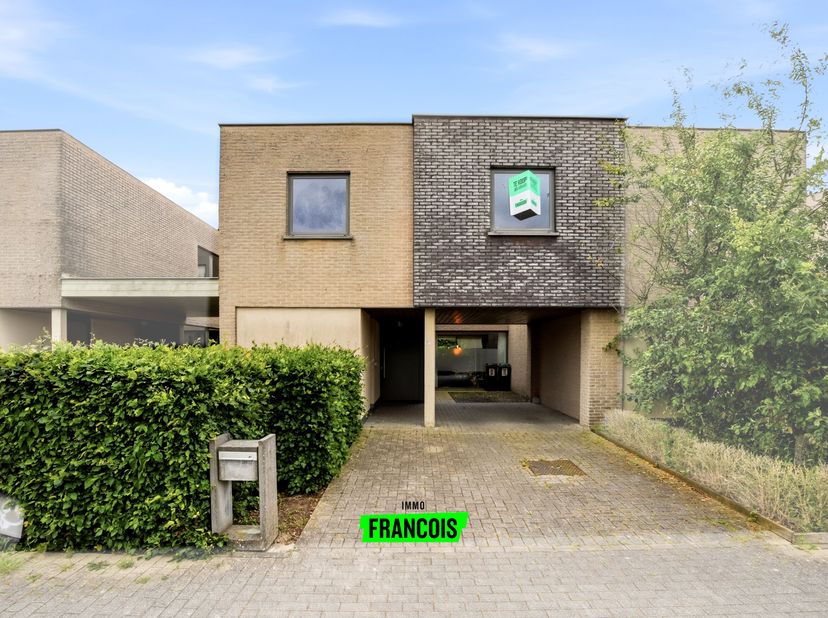 Op zoek naar een gezellige en verzorgde woning op een rustige ligging, net binnen de ring van Poperinge? Dan is deze instapklare woning uit 2006 zeker