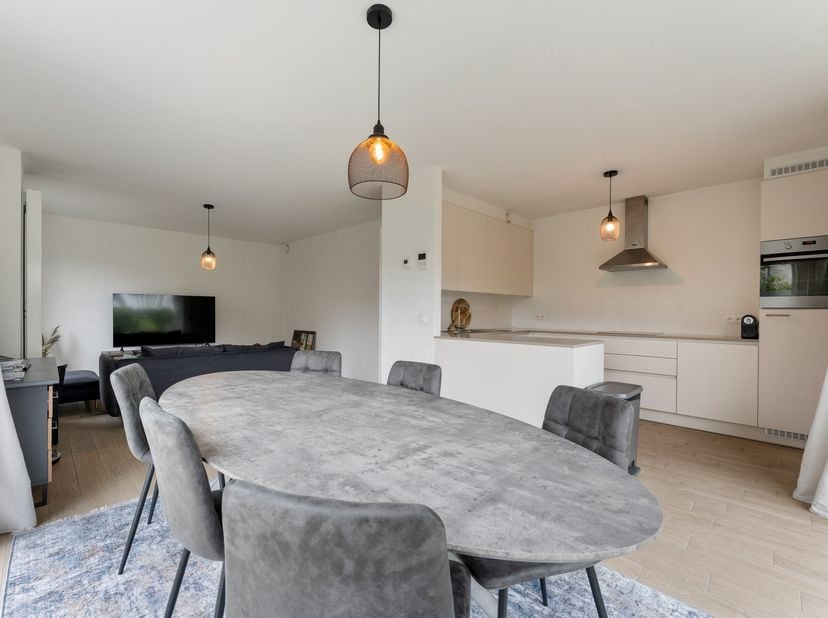 Dit leuke gelijkvloers appartement van 65m² is gelegen in een gezellige wijk aan de nieuwe kaai en dus vlakbij de Turnhoutse jachthaven.<br />
<br />
