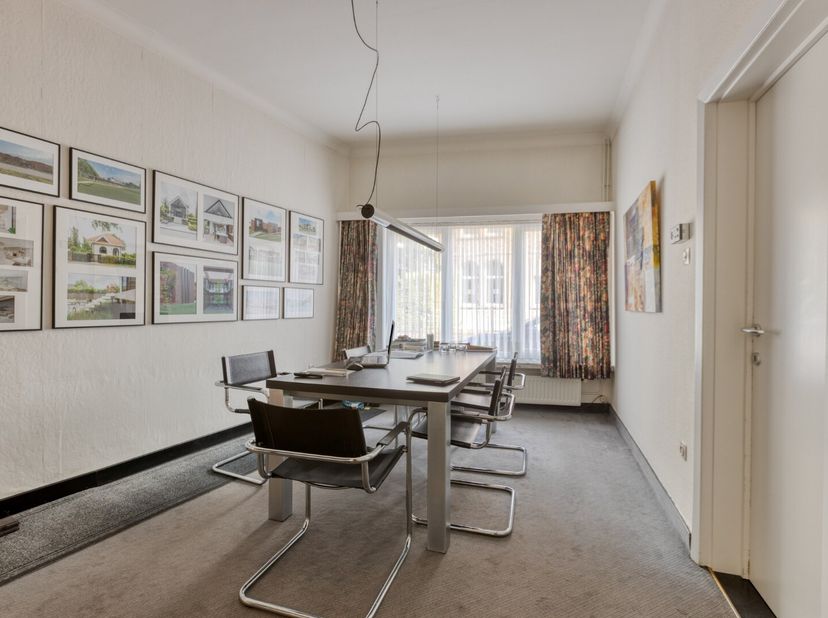 --- DE VERNIEUWING VAN HET DAK IS BEGREPEN IN DE PRIJS ---<br />
Deze woning is gunstig gelegen in het centrum van Mol, op wandelafstand van het stati