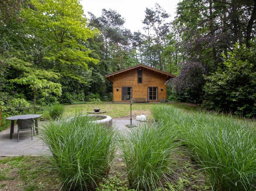 Chalet met bew. opp. van 100 m² met 3 slaapkamers op 3.759 m² in gebied voor verblijfsrecreatie. <br />
GEEN PERMANENTE BEWONING TOEGESTAAN. <br />
Ge