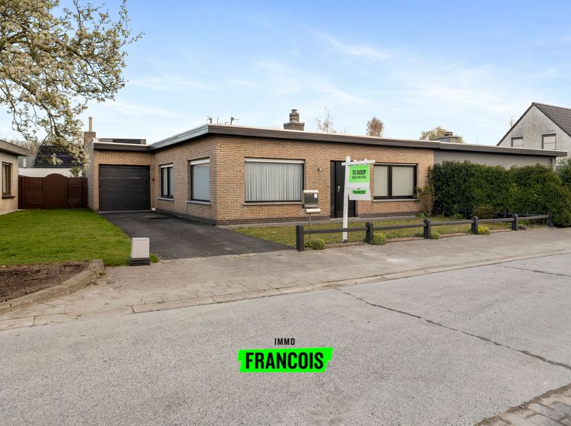 Op zoek naar een instapklare woning te koop in Assebroek waar rust en een centrale ligging hand in hand gaan? Deze verzorgde bungalow met aangebouwde