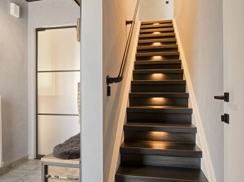 Wie op zoek is naar kwalitatief vastgoed in Limburg, vindt in deze halfopen bebouwing in Kinrooi de ideale gezinswoning. Dit pand combineert ruimte, c