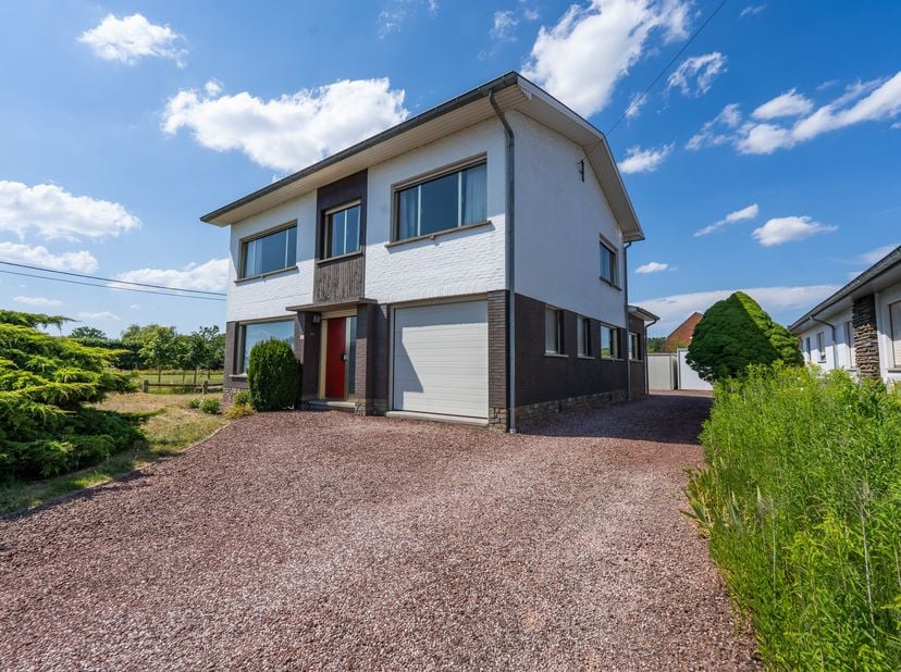GEZELLIGE TE RENOVEREN GEZINSWONING -<br />
Welkom aan de Provinciebaan 29 in Houtvenne, waar deze charmante woning uit 1968 je verwelkomt met haar wa