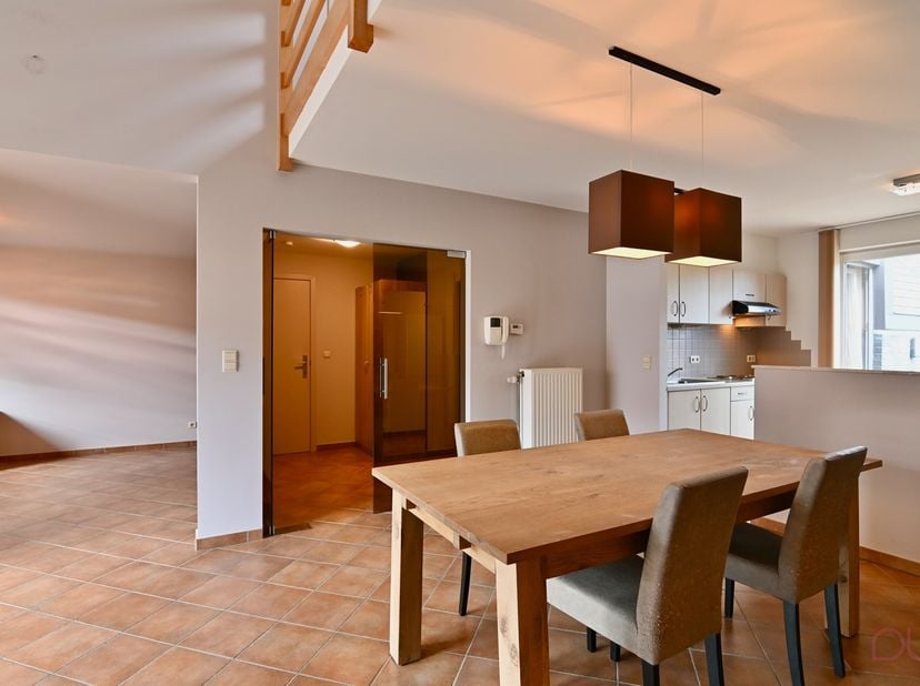 Bent u op zoek naar een ruim en instapklaar appartement op een uitstekende locatie? Dan is dit prachtige duplex appartement in de Plantenstraat te Sin