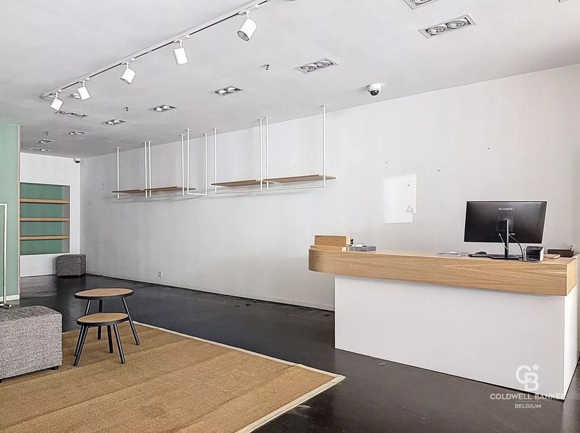 Belle surface commerciale déjà aménagée de +-80m² avec plus de 5 mètres de largeur de vitrine. Vous trouverez un bel espace de réception, un coin cabi