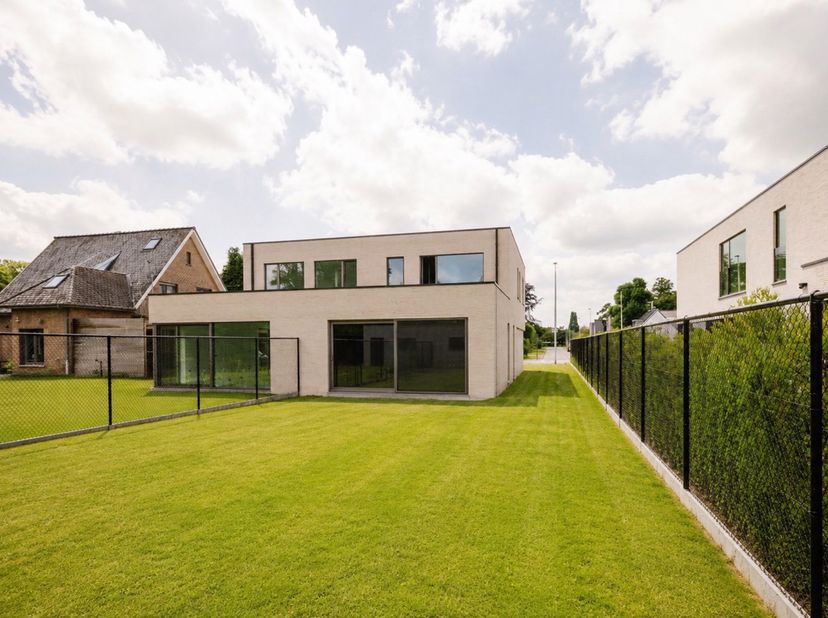Binnenkort te koop: naar eigen smaak af te werken nieuwbouwwoning in Mariakerke<br />
Ligging<br />
De woning is gelegen op een perceel van 445 m² in