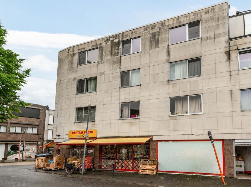 Instapklaar appartement met 3 slaapkamers en parking<br />
<br />
Indeling<br />
Tweede verdieping<br />
Via de inkomhal met gastentoilet betreedt