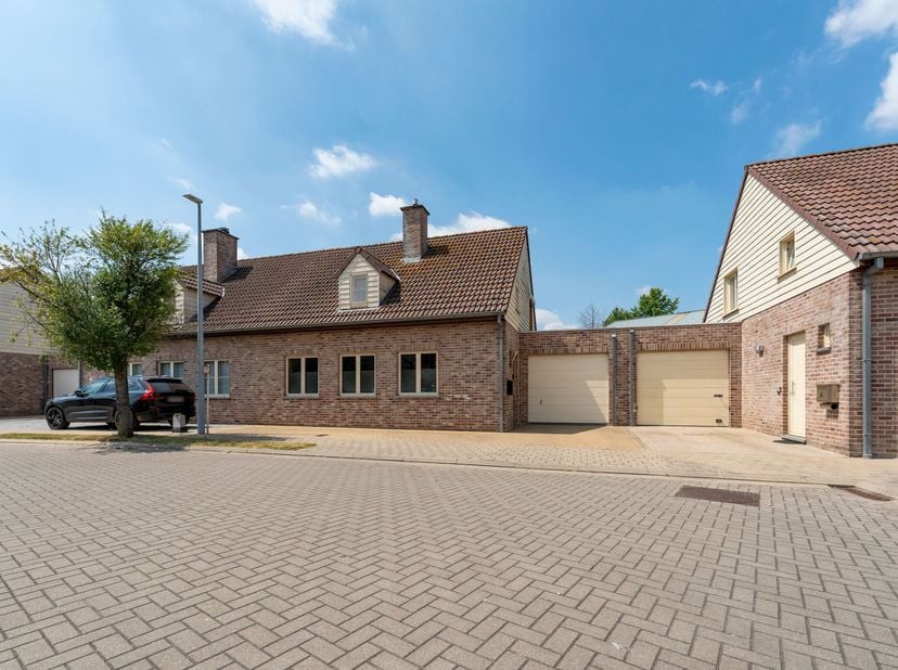 Instapklare woning in doodlopende wijk in Lauwe te koop!<br />
Je betreedt de woning via de inkomhal met gastentoilet en vestiaire. Vervolgens kom je