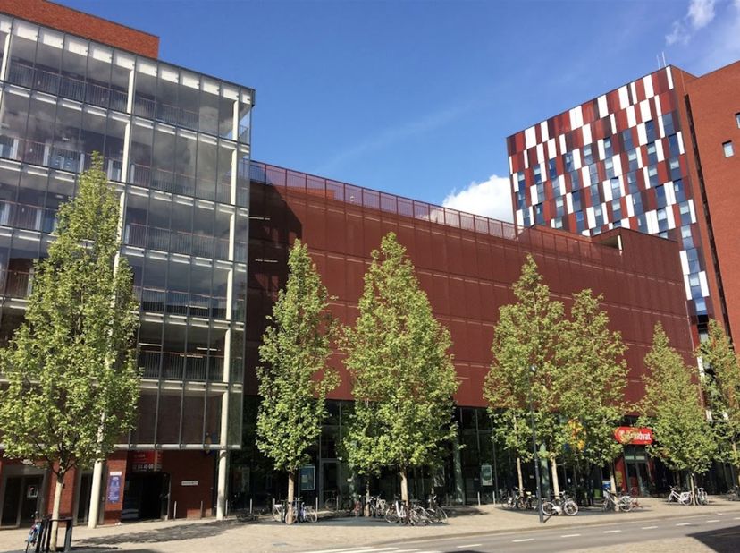 Deze studio van 35m² is gelegen in een residentiële omgeving aan de Vaartkom in Leuven. Het gebouwencomplex omvat een commerciële parking, commerciële