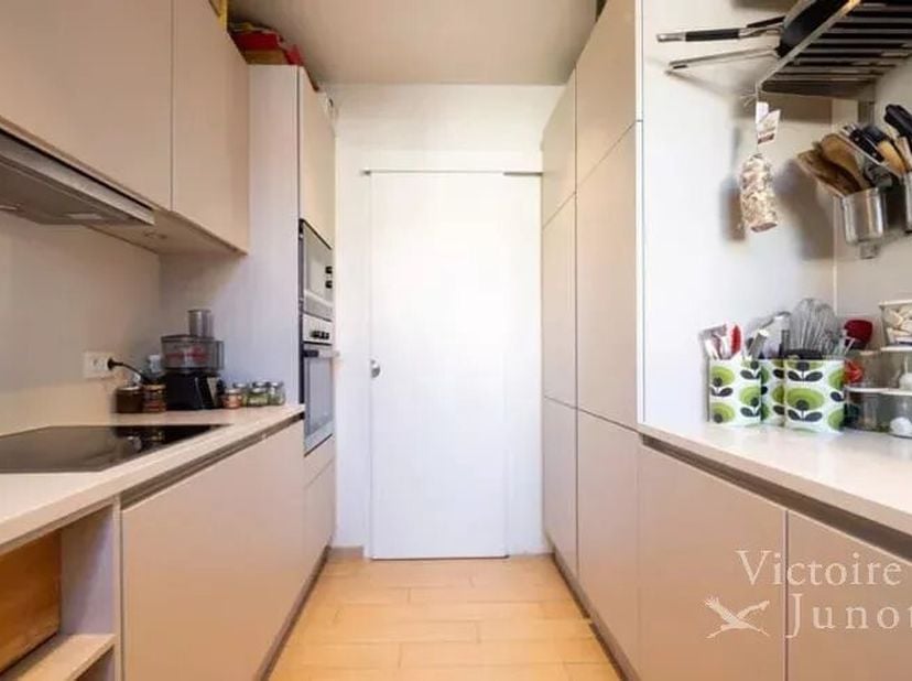 Gelegen in het hart van de Brugmannwijk, biedt Victoire-Junot u, in residentie NEURAY 12, dit luxe appartement.<br />
Het beschikt over 136 m², sameng