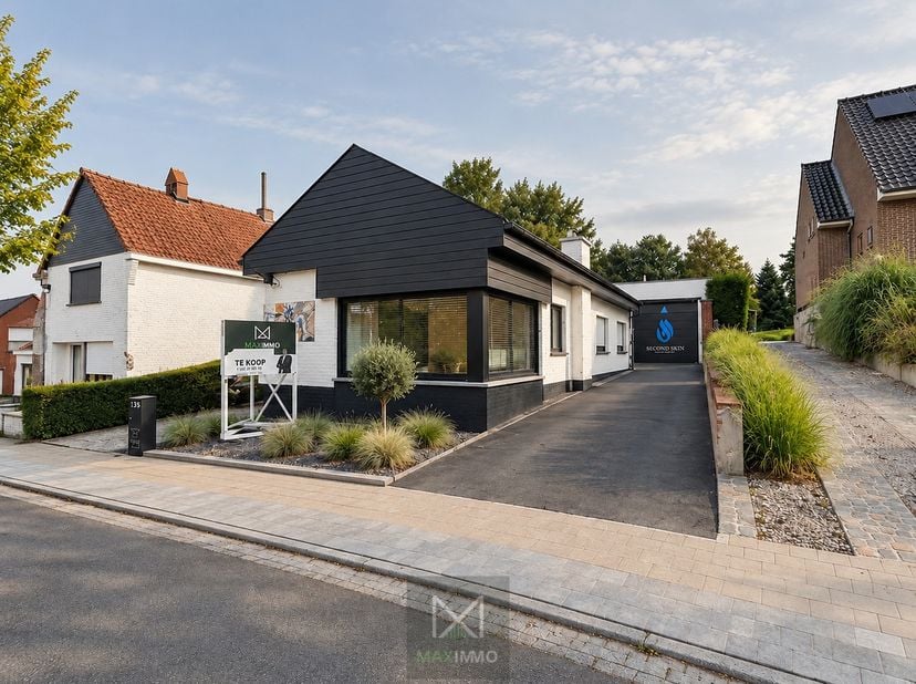 Volledig instapklare gelijkvloerse eigendom met loods van 180 m² op topligging!<br />
<br />
In het centrum van Marke ontdekken we deze verrassend rui