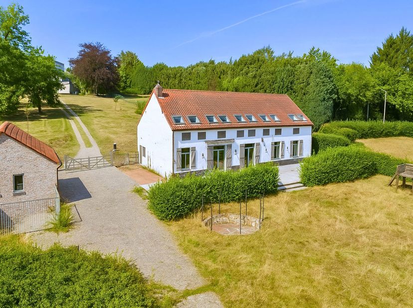 Prachtige villa in fermettestijl, gelegen op een prachtig perceel van ca. 61a62ca, zuidgericht, in een rustige doodlopende straat op korte afstand van