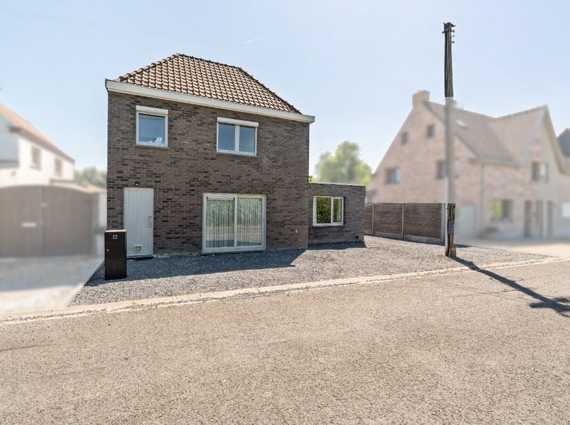 Woning met twee slaapkamers te koop in rustige omgeving in Waregem Deze gezellige en instapklare woning is rustig gelegen in Waregem en biedt een prak