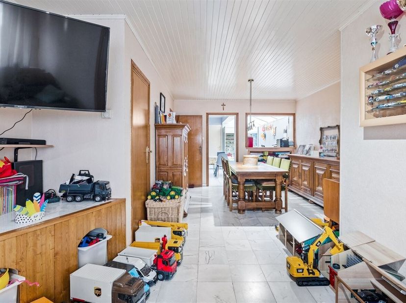 Charmante Te Renoveren Woning op Centrale Ligging in Niel<br />
Deze te renoveren woning is gunstig gelegen vlak bij het centrum van Niel, winkels, sc