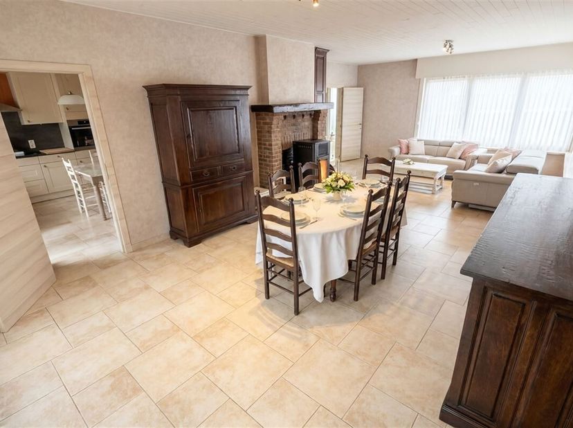 INSTAPKLARE VILLA MET TUIN EN GARAGE TE ZOTTEGEM<br />
Deze prachtige woning is gelegen te Sint-Goriks-Oudenhove.<br />
De woning is als volgt ingedee