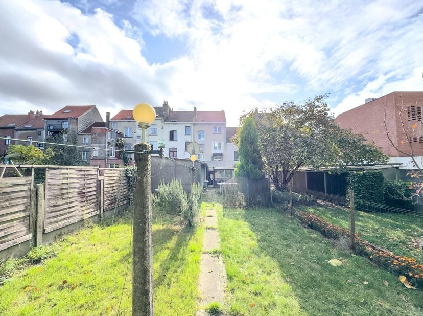 À la limite de Bruxelles, Trianon Invest vous présente cette spacieuse maison au charme authentique, embellie par sa cage d’escalier d’époque au carac