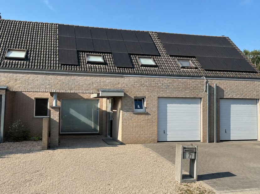 Prachtige rijwoning op een super rustige ligging te Deinze in een doodlopend straatje met een zeer goede bereikbaarheid, vlotte verbindingen naar auto