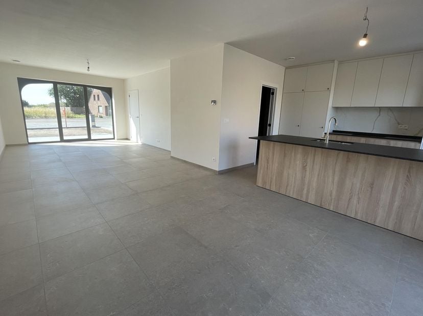 In de Edewallestraat vinden we deze nieuwbouwwoning , afgewerkt met duurzame materialen en zeer praktische ruimtes.<br />
De woning is als volgt inged
