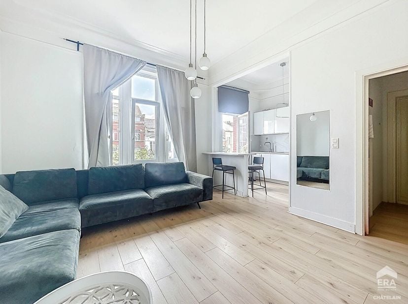ERA Châtelain biedt u dit prachtige, smaakvol gerenoveerde appartement aan, gelegen in een rustige en gezellige straat in de gemeente Anderlecht, vlak